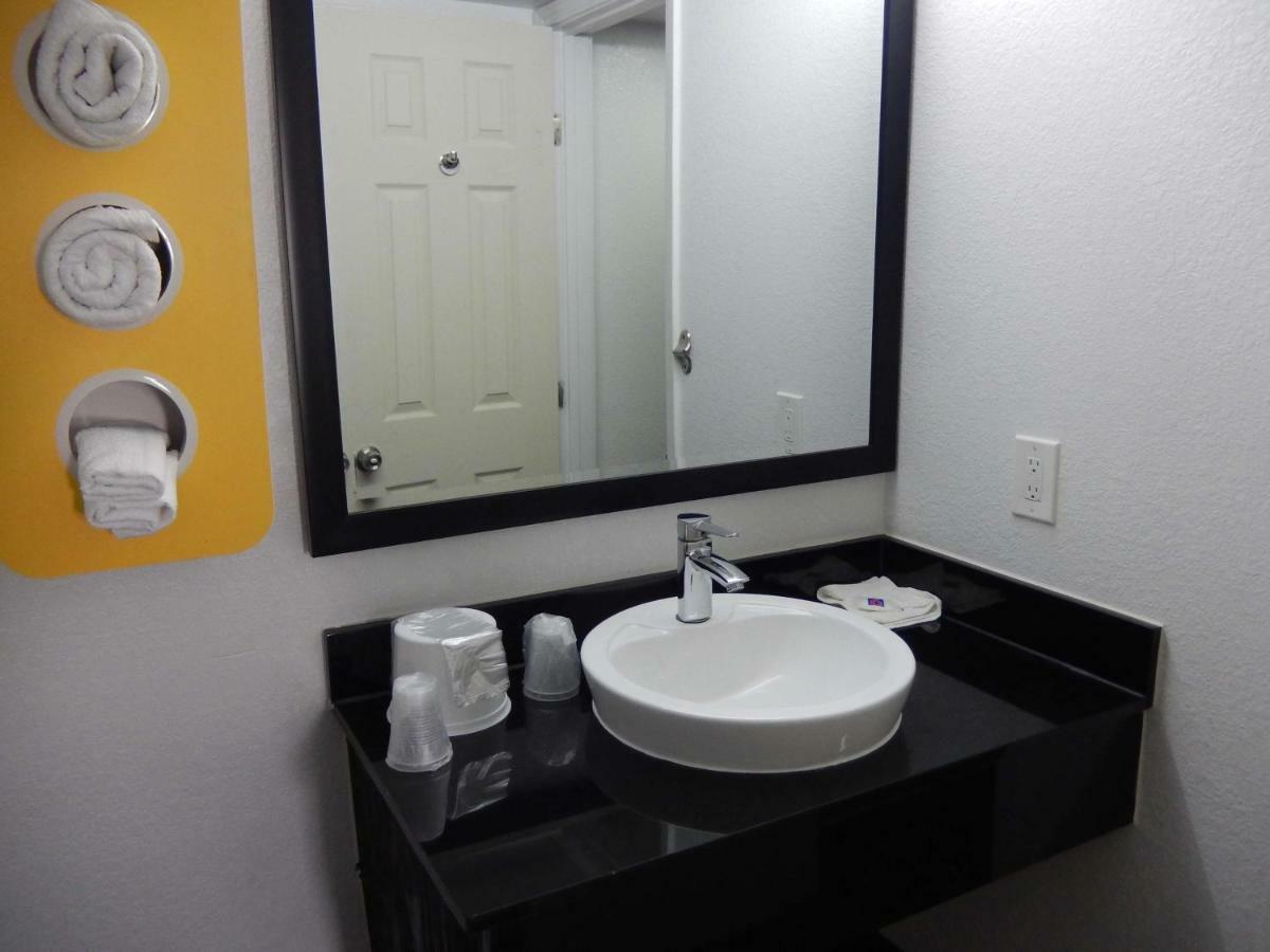 Hotel 6-portland, Tx